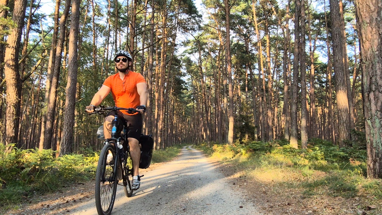 Michał Nosorowski na rowerze w lesie